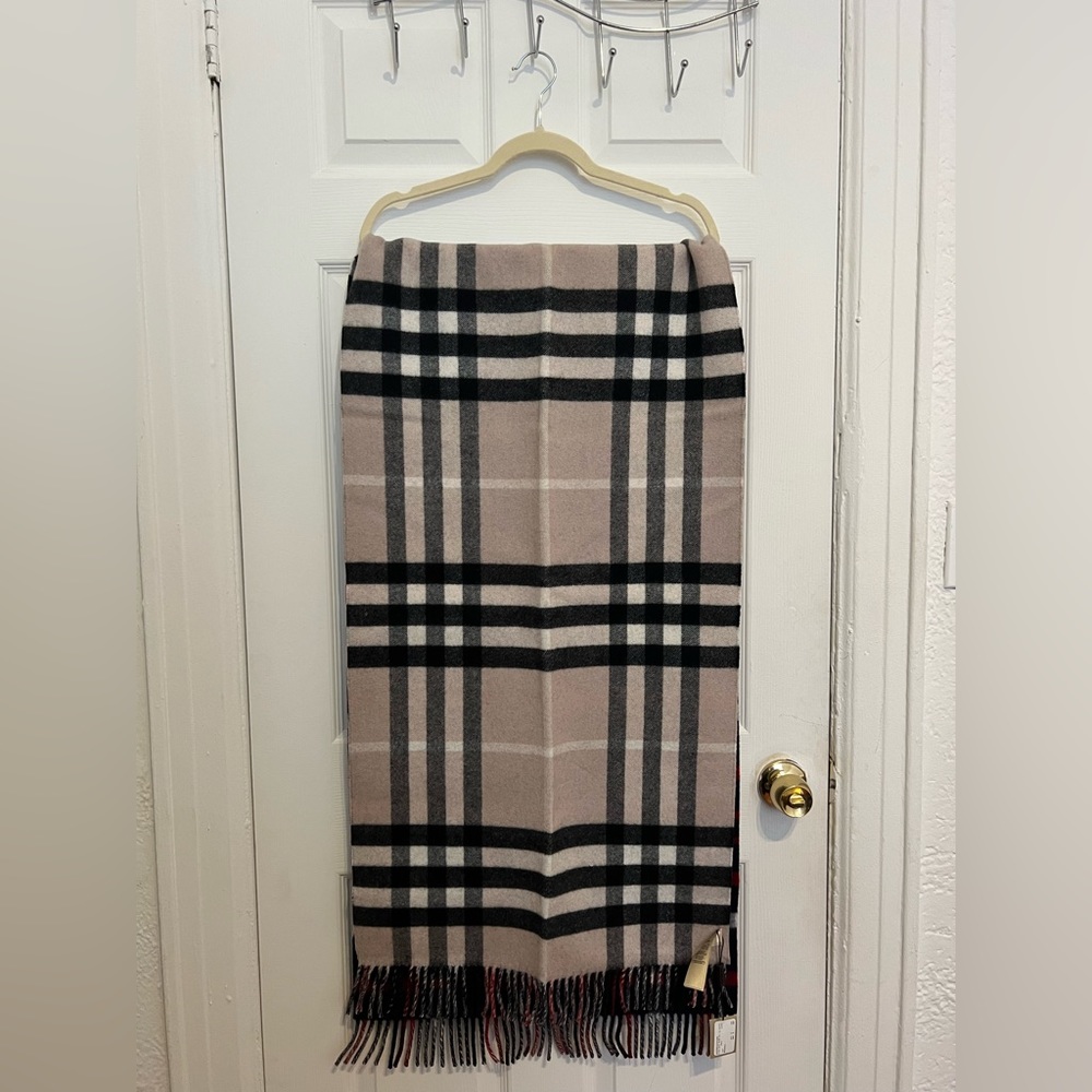 Brand new Burberry oversized reversible duffle scarf - Picture 2 of 6